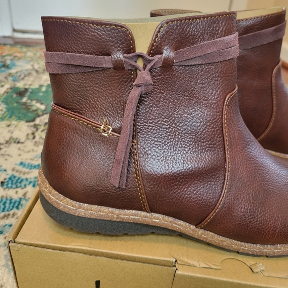 NIB B.O.C. Leather Zip Up Wine Colored Booties, Size 9.5M Chic Trendy Cute - Picture 4 of 11